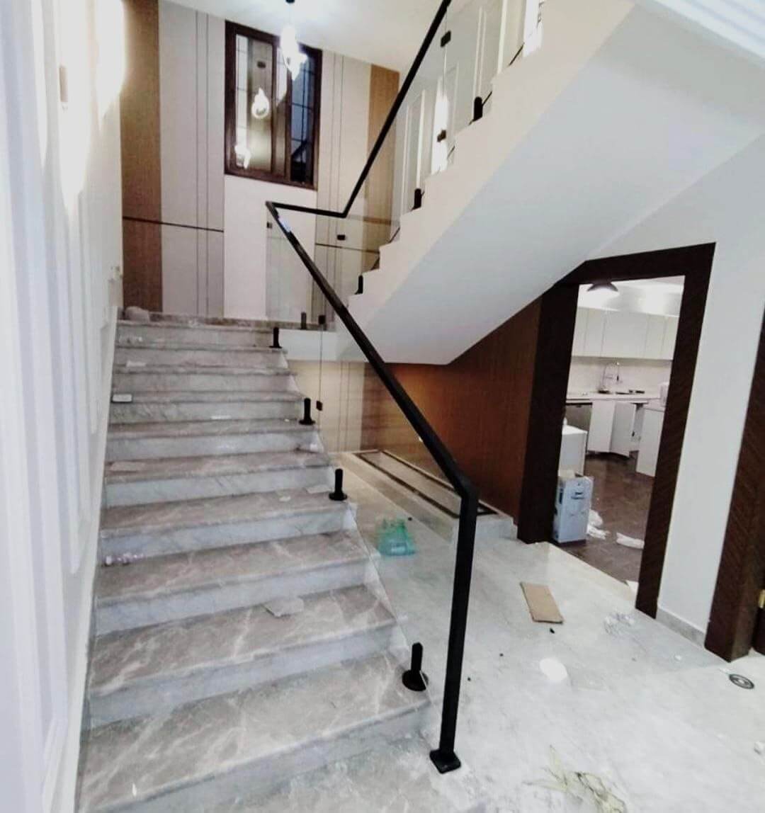 باب زجاجي بدون إطار